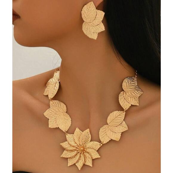 Trendy pierced gold textured flower and leaf necklace set - Picture 1 of 4